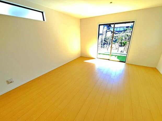 【~Living Room~A号棟】仕事、家事、それに育児と忙しく、自分の時間をなかなか取れない毎日。でも、住まいの選び方次第では時間に余裕が生まれ、気持ちもゆったり。趣味だって楽しめるかも♪