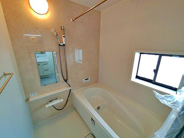 【~Bathroom~A号棟】毎日の疲れを癒す浴室は1坪タイプです。足を伸ばしてゆっくりとくつろげます。窓があるので、湿気もこもらないのも、うれしいですね♪
