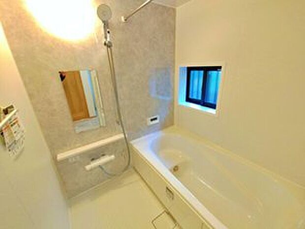 【~Bathroom~A号棟】毎日の疲れを癒す浴室は1坪タイプです。足を伸ばしてゆっくりとくつろげます。窓があるので、湿気もこもらないのも、うれしいですね♪