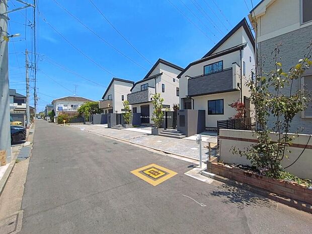 【前面道路含む現地写真】南向き物件☆前面道路は交通量少なめの5m道路となっており、お車の駐車も楽々です。