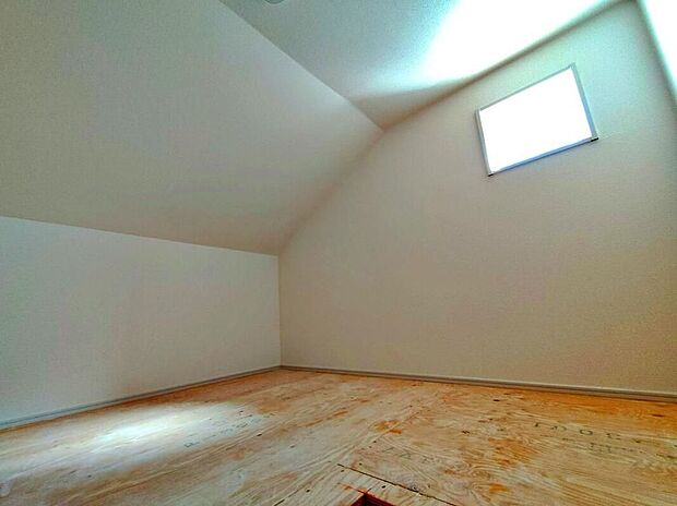 【【小屋裏収納】】2号棟小屋裏収納は驚くほどの収納力!!例えば収納場所に悩みそうな「五月人形」や、暖房器具など季節ものもここに♪