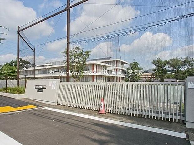 多摩市立多摩第二小学校（約400m）