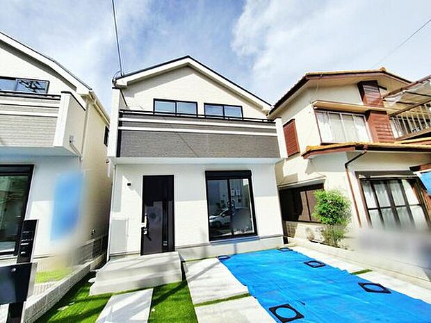 【【現地外観写真】B号棟】ひとたび扉を開けばそこに待っているのは上質な空間とマイホームでの新生活をイメージさせる優雅なひととき。「この家なら…」ではなく「ここに住みたい♪」と思う感動をお届けいたします。