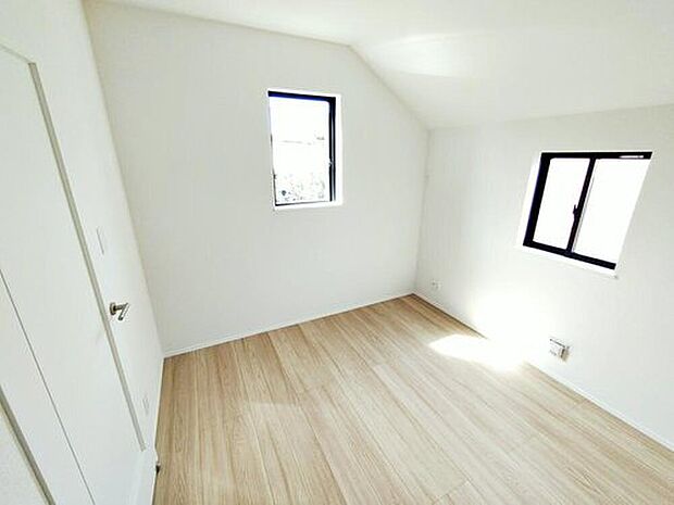 【~Room~A号棟】光が差し込む室内には、穏やかな時間が流れます。休日には、落ち着いた空間で自分の趣味を楽しむのはいかがですか。