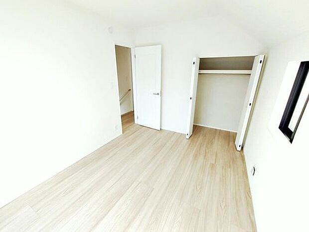 【~Room~A号棟】充分な広さの収納を備え、普段使いの洋服も選ぶのが楽しくなりそう♪採光良好な洋室は、快適空間。プライベートの時間もゆったりお寛ぎ頂けそうです。
