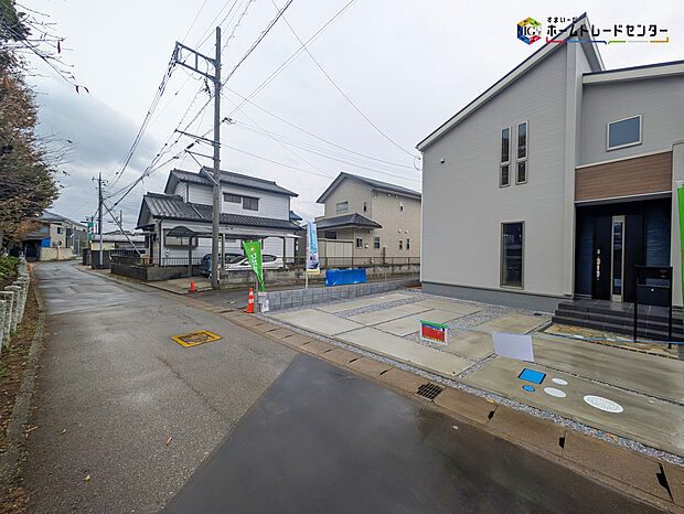 【前面道路含む現地写真】
前面道路は交通量少なめの3m道路。住人以外の車の進入も少なく、小さなお子様を持つご家庭にも安心。2台を並列駐車できるゆとりあるカースペースなのでお車の駐車も楽々♪