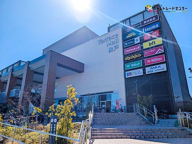 テラスモール松戸まで約2.8km、車で約10分！
ショッピングやグルメ、映画鑑賞(ユナイテッド・シネマ)などが一気に楽しめる大型商業施設！週末の家族時間はここで決まり♪