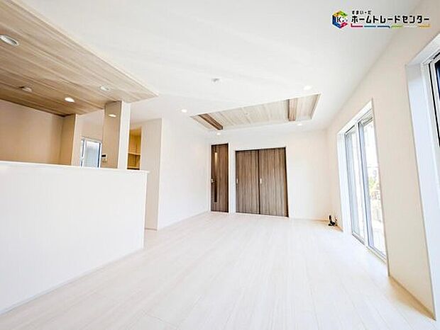 やわらかな光が包み込む、家族が集まるリビング・ダイニング。洗練されたデザイン、豊かな収納スペース。日常をより快適に、より心地よいものにしてくれます。