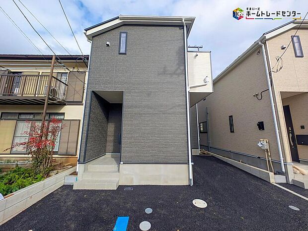 嬉しい仕様がたくさん！
浴室乾燥機、水回り集中設計、全洋室、リビングイン階段、サービスルーム、玄関クローゼット、防犯カメラ、カースペース1台分等！