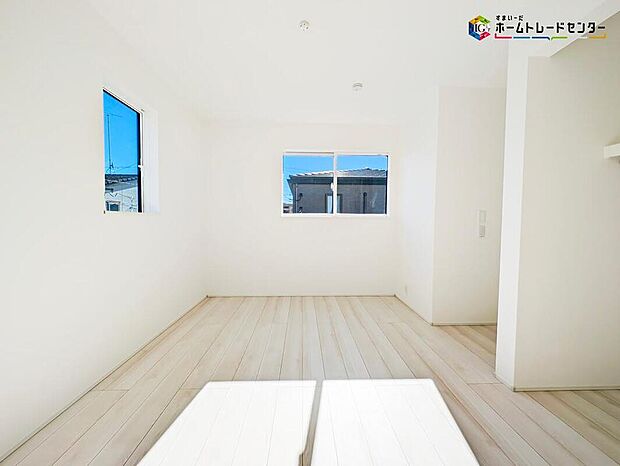 日中電気をつけなくても、差し込む陽光でまぶしいほど明るい２面採光の室内。
風通しも良く、大変居心地の良い空間となっております。爽やかな風を感じられそうです。