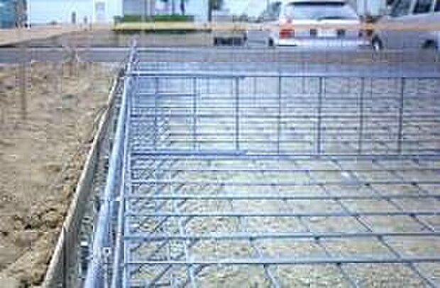 床面と立ち上がり部分が一体となる強固なベタ基礎工法。
幅は150ミリ、高さは400ミリ。鉄筋はあらかじめ工場でつくることで現場加工による精度のバラツキもなくしています。