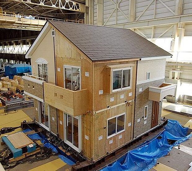 異なる4種類の大地震（阪神大震災・新潟県中越地震・ロサンゼルス地震・想定関東地震）で続けて揺らしても、倒壊はおろか損傷もしない耐震性能がある事が確認された。