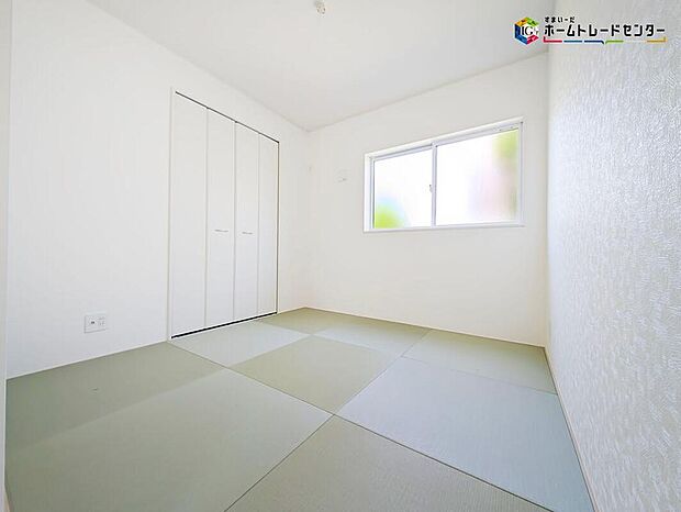 リビングに続き間の洋風和室があります！来客時にも重宝しますが、小さなお子様を寝かせるスペースにもなりますので、使い方はあなた次第です。