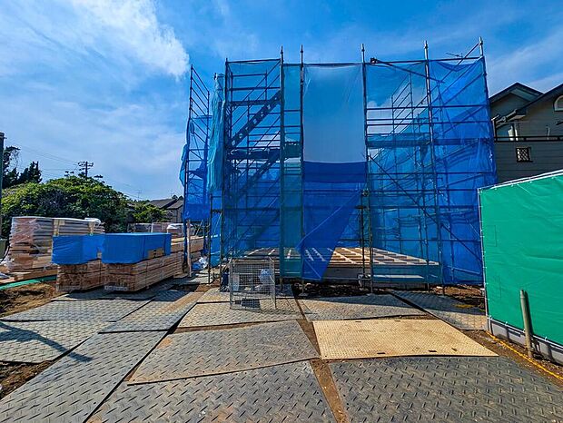 嬉しい仕様がたくさん！
全居室南向き、浴室乾燥機、全洋室、WIC、パントリー、ホール物入、LDK可動棚、南面バルコニー、南庭、駐車2台可能等！