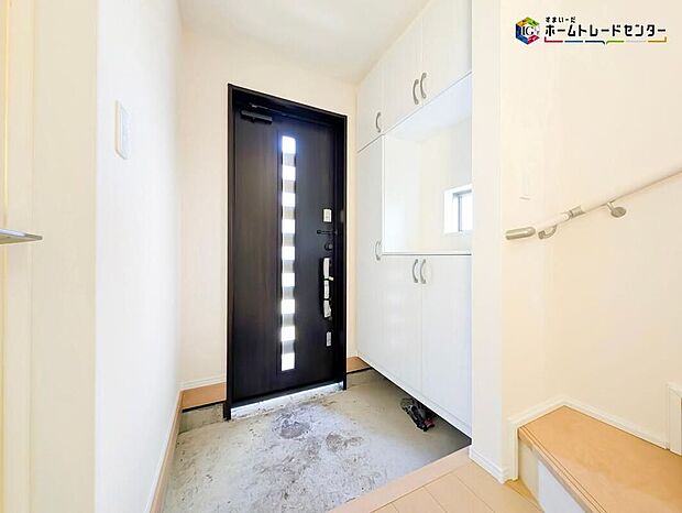 ガラススリットの入った玄関ドアは室内に光を届けてくれる大事な存在です。窓もあるので爽やかな風を感じられますね！