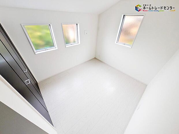 【リビング以外の居室】明るめのフローリングですので、壁紙ともマッチし、お部屋を更に広く見せてくれる効果も。風通しも良く、大変居心地の良い空間となっております。