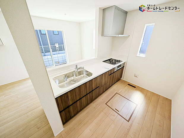 【≪キッチン≫】対面式キッチンは、家族のコミュニケーションを育み、子育て家族にも好適なプラン！リビングで寛ぐご家族をいつも感じられます♪会話を楽しみながら家事ができ、小さいお子様がいても安心です！