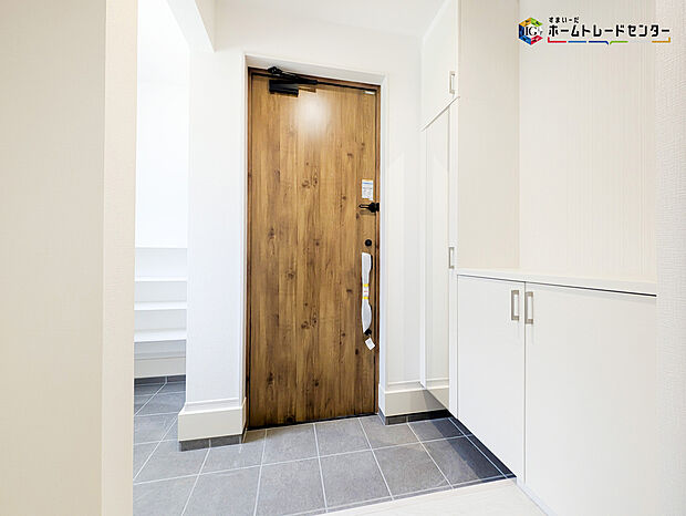 【≪玄関≫】明るく清潔感のある玄関でお客様を迎えるスペースをパッと明るい印象に！大容量の収納力で大家族の履物もすっきり収納できます♪ウッドテイストの玄関ドアがお洒落です。