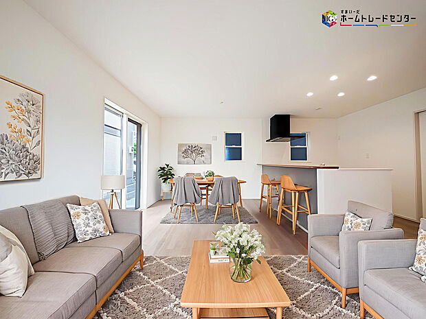 【≪リビング≫】インテリアプランが考えやすいワイドなリビング♪広々としたLDKに、自分好みのインテリアでレイアウト。季節ごとに模様替えなども、楽しみの一つとなりそうです
※こちらの写真は、家具をCGで合成したものです