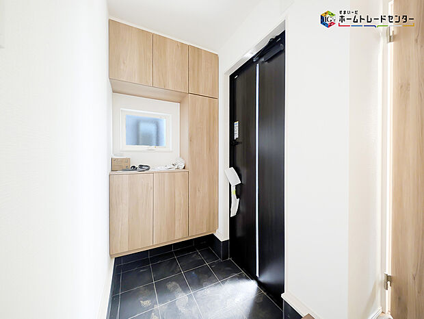 【≪玄関≫】明るく清潔感のある玄関でお客様を迎えるスペースをパッと明るい印象に！大容量の収納力で大家族の履物もすっきり収納できます♪ウッドテイストの玄関ドアがお洒落です。