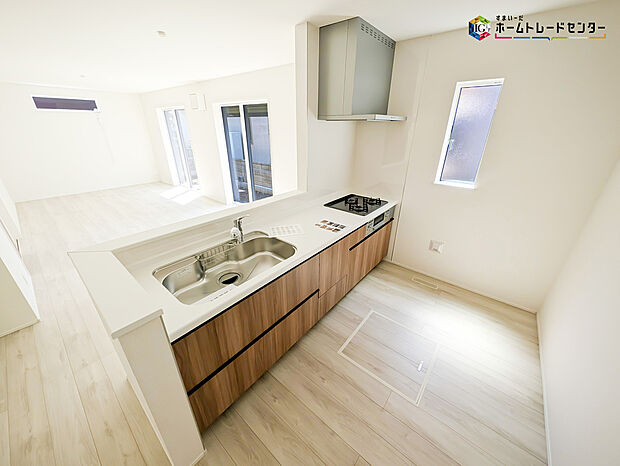 【キッチン】対面式キッチンは、家族のコミュニケーションを育み、子育て家族にも好適なプラン！リビングで寛ぐご家族をいつも感じられます♪会話を楽しみながら家事ができ、小さいお子様がいても安心です！