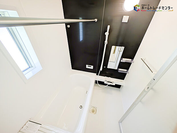 【浴室】毎日の疲れを癒す浴室は１坪タイプで、床は乾きやすく、滑りにくい速乾床を採用しておりお子様とのお風呂タイムも安心してゆったりとくつろげます。