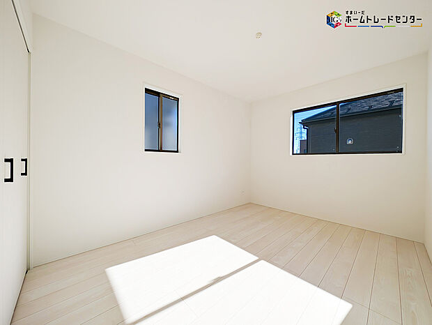 【リビング以外の居室】2面採光を確保した明るい室内は、風通しも良く居心地の良い空間となっております。爽やかな風を感じて起きる朝は、快適生活の始まりに！