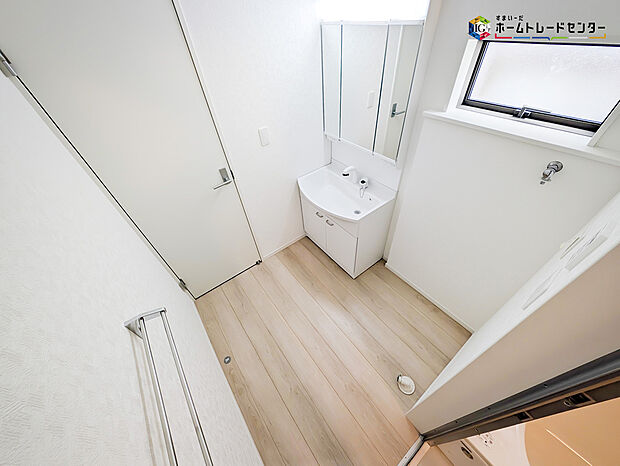 【洗面】白を基調とした爽やかなサニタリースペース。清潔感のある快適空間です。毎日の身支度も気持ち良くお使い頂けます！！高級感があり毎日の身だしなみも気分が上がりますね♪