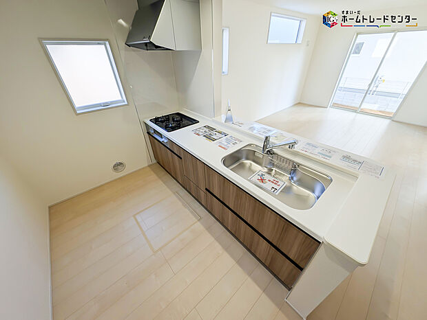 【キッチン】対面式キッチンは、家族のコミュニケーションを育み、子育て家族にも好適なプラン！リビングで寛ぐご家族をいつも感じられます♪会話を楽しみながら家事ができ、小さいお子様がいても安心です！