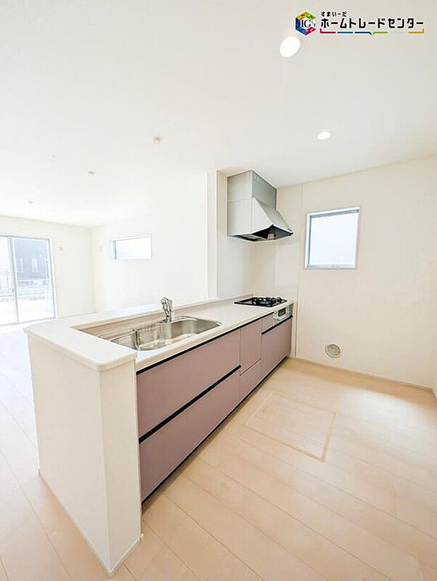 【キッチン】人気の対面式キッチン♪
お食事の準備をしながらでもご家族とのコミュニケーションを楽しめます♪お子様のお手伝いも増えそうですね♪