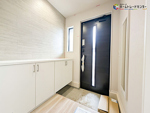 【玄関】明るく清潔感のある玄関でお客様を迎えるスペースをパッと明るい印象に!大容量の収納力で大家族の履物もすっきり収納できます♪ウッドテイストの玄関ドアがお洒落です。