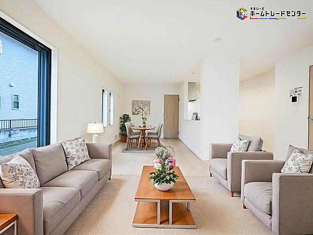 【リビング】インテリアプランが考えやすいワイドなリビング♪広々としたLDKに、自分好みのインテリアでレイアウト。季節ごとに模様替えなども、楽しみの一つとなりそうです
※こちらの写真は、家具をCGで合成したものです