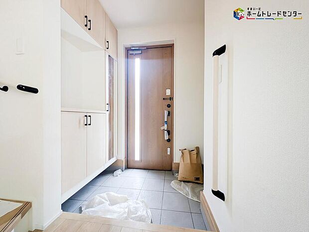 【玄関】明るく清潔感のある玄関でお客様を迎えるスペースをパッと明るい印象に！大容量の収納力で大家族の履物もすっきり収納できます♪ウッドテイストの玄関ドアがお洒落です。