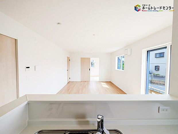 【リビング】キッチンからのパパママ目線はコチラ♪キッチンは開放感もありリビング全体が見渡せますね♪広くて明るいキッチンは大変使いやすくなっております。