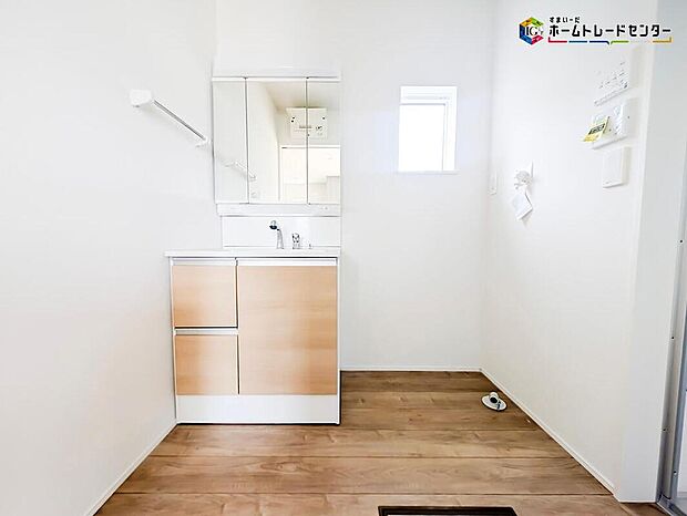 【洗面台・洗面所】白を基調とした爽やかなサニタリースペース。清潔感のある快適空間です。毎日の身支度も気持ち良くお使い頂けます！！高級感があり毎日の身だしなみも気分が上がりますね♪