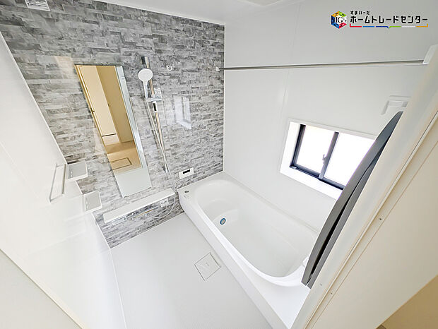 【浴室】毎日の疲れを癒す浴室は1坪タイプで、床は乾きやすく、滑りにくい速乾床を採用しておりお子様とのお風呂タイムも安心してゆったりとくつろげます。