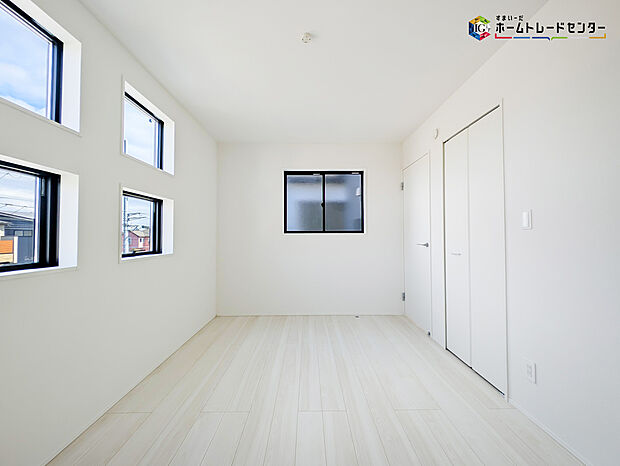 【リビング以外の居室】2面採光を確保した明るい室内は、風通しも良く居心地の良い空間となっております。爽やかな風を感じて起きる朝は、快適生活の始まりに!