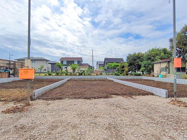 【 現地外観写真】嬉しい仕様・設備がたくさん!
浴室乾燥機、WIC、SC、リネン庫、ランドリールーム、スタディカウンター、リビング収納、2階ホール収納、南庭、駐車2台可能等!