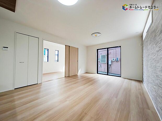 【リビング】窓から差し込む陽光は、時間の経過とともに位置を変え、部屋に変化と温もりをもたらしてくれます♪あたたかい光が差し込む、温もりあふれるお住まいです♪