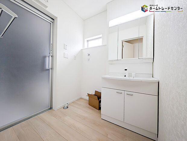 【洗面】白を基調とした爽やかなサニタリースペース。清潔感のある快適空間です。毎日の身支度も気持ち良くお使い頂けます！！高級感があり毎日の身だしなみも気分が上がりますね♪