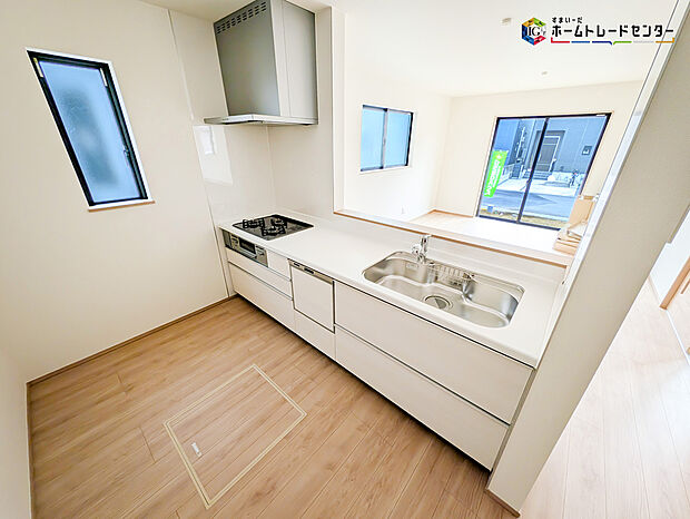 【キッチン】対面式キッチンは、家族のコミュニケーションを育み、子育て家族にも好適なプラン!リビングで寛ぐご家族をいつも感じられます♪会話を楽しみながら家事ができ、小さいお子様がいても安心です!