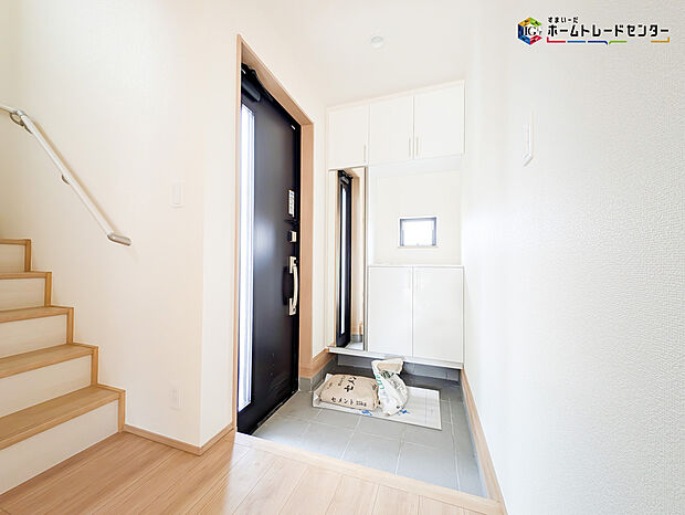 【玄関】明るく清潔感のある玄関でお客様を迎えるスペースをパッと明るい印象に!大容量の収納力で大家族の履物もすっきり収納できます♪ウッドテイストの玄関ドアがお洒落です。