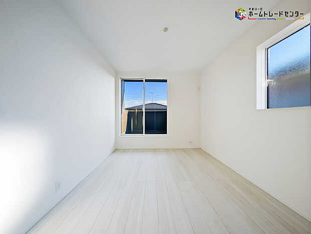 【リビング以外の居室】2面採光を確保した明るい室内は、風通しも良く居心地の良い空間となっております。爽やかな風を感じて起きる朝は、快適生活の始まりに！