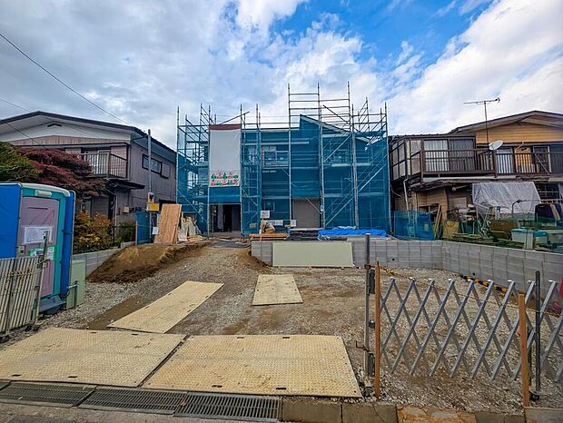 【現地外観写真】嬉しい仕様がたくさん！
水廻り集中設計、全洋室、浴室乾燥機、パントリー、オープンクローゼット、庭、駐車3台可能等♪