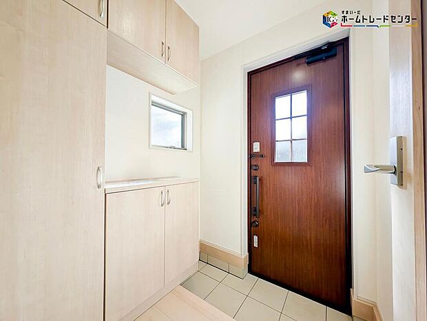 【玄関】ガラススリットの入った玄関ドアは室内に光を届けてくれる大事な存在です。ウッドテイストの玄関ドアがお洒落です！！