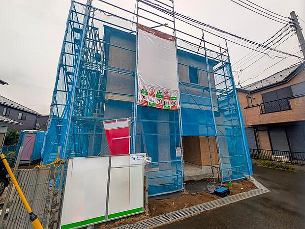 【現地外観写真】嬉しい仕様がたくさん！
浴室乾燥機、リビングイン階段、WIC、インナーバルコニー、セカンド洗面台、LDK可動棚、インナーバルコニー、南庭、宅配BOX、駐車2台可能等♪