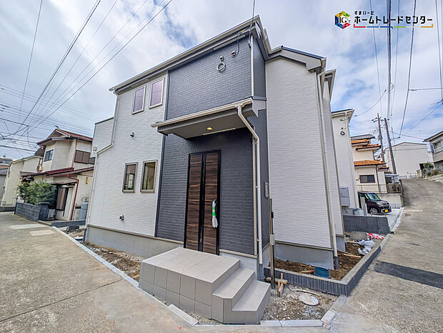 【 現地外観写真】嬉しい仕様設備。
角地、水廻り集中設計、全洋室、WIC×2、リビング収納、ワイドバルコニー、カースペース1台分等！