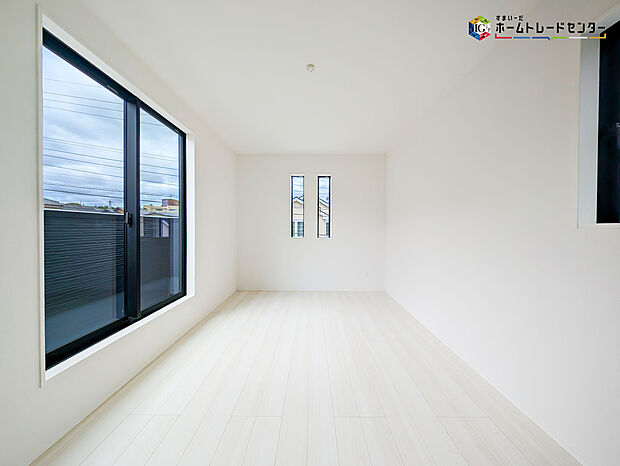 【リビング以外の居室】2面採光を確保した明るい室内は、風通しも良く居心地の良い空間となっております。爽やかな風を感じて起きる朝は、快適生活の始まりに！