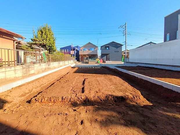 【現地外観写真】嬉しい仕様がたくさん!
浴室乾燥機、水廻り集中設計、リビングイン階段、洋風和室、納戸、WIC、主寝室造作カウンター、リビング収納、人感センサー付きライト、駐車2台可能等♪