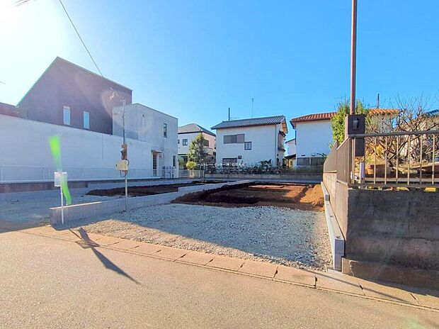 【前面道路含む現地写真】2026年3月完成予定!
平日・お仕事帰りなど、いつでもご案内致します!
お気軽にお問い合わせ下さい♪